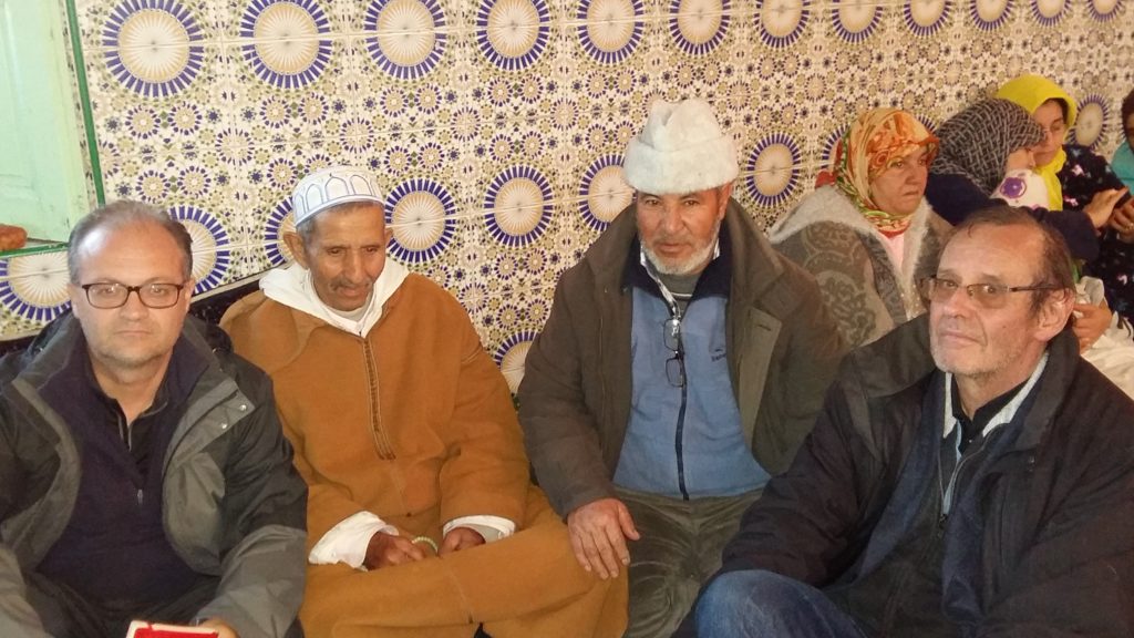 Sentado junto un grupo de amigos en el santuario de Sidi Ahmed. A la derecha mi amigo el antropólogo belga Olivier Ralet