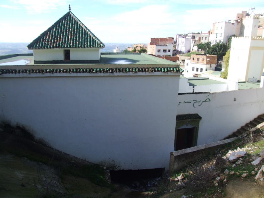 Parte trasera del santuario de Sidi Ali con el canal de agua que discurre bajo la mezquita y la puerta trasera por la que accedimos al santuario