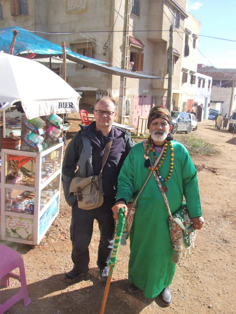 Fotografía junto a un peregrino que me hizo acordarme de Al Khidr ("el hombre verde"